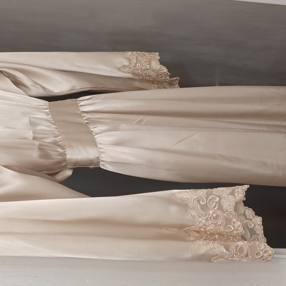 Jaclyn Smith Robe - Picture 7 of 8